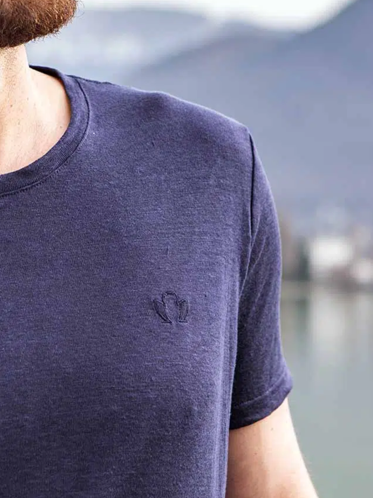 detail_logo_ton_sur_ton_t-shirt_en_lin.png