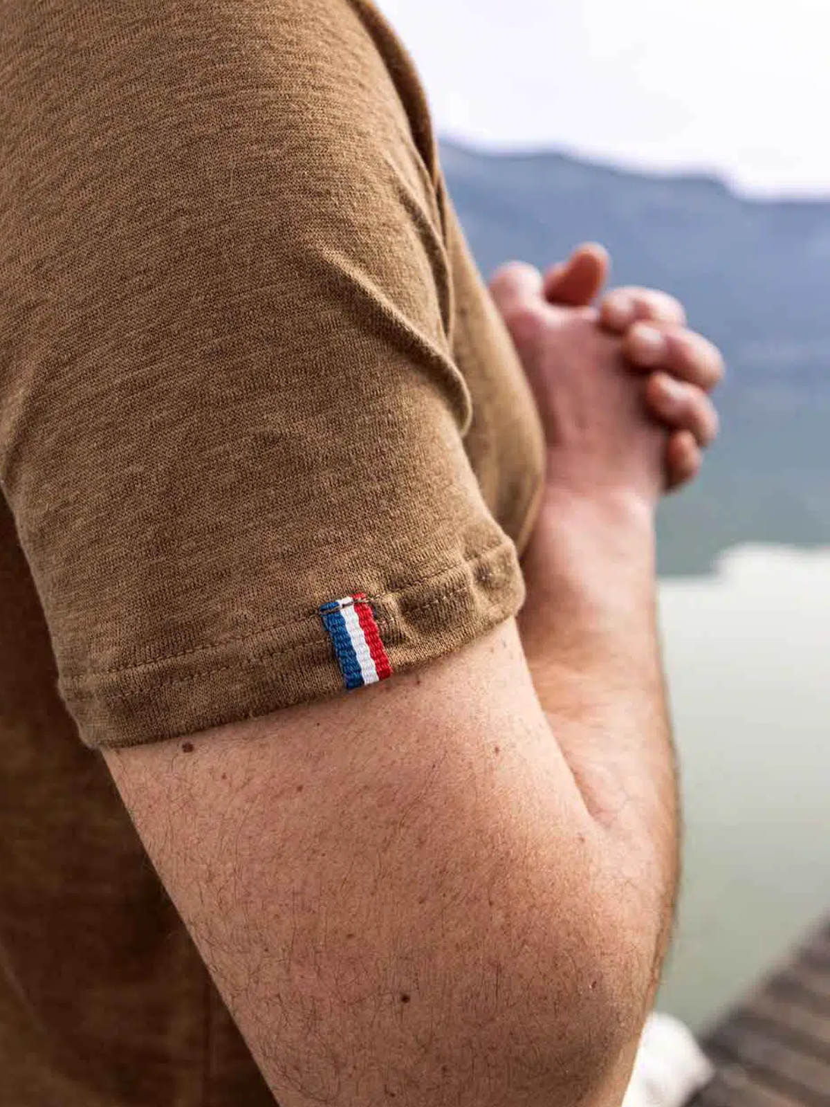 detail_ruban_tricolore_t-shirt_en_lin.png