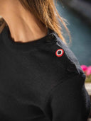 Pull femme noir en laine mérinos porté - Le Navigateur Tranquille Emile