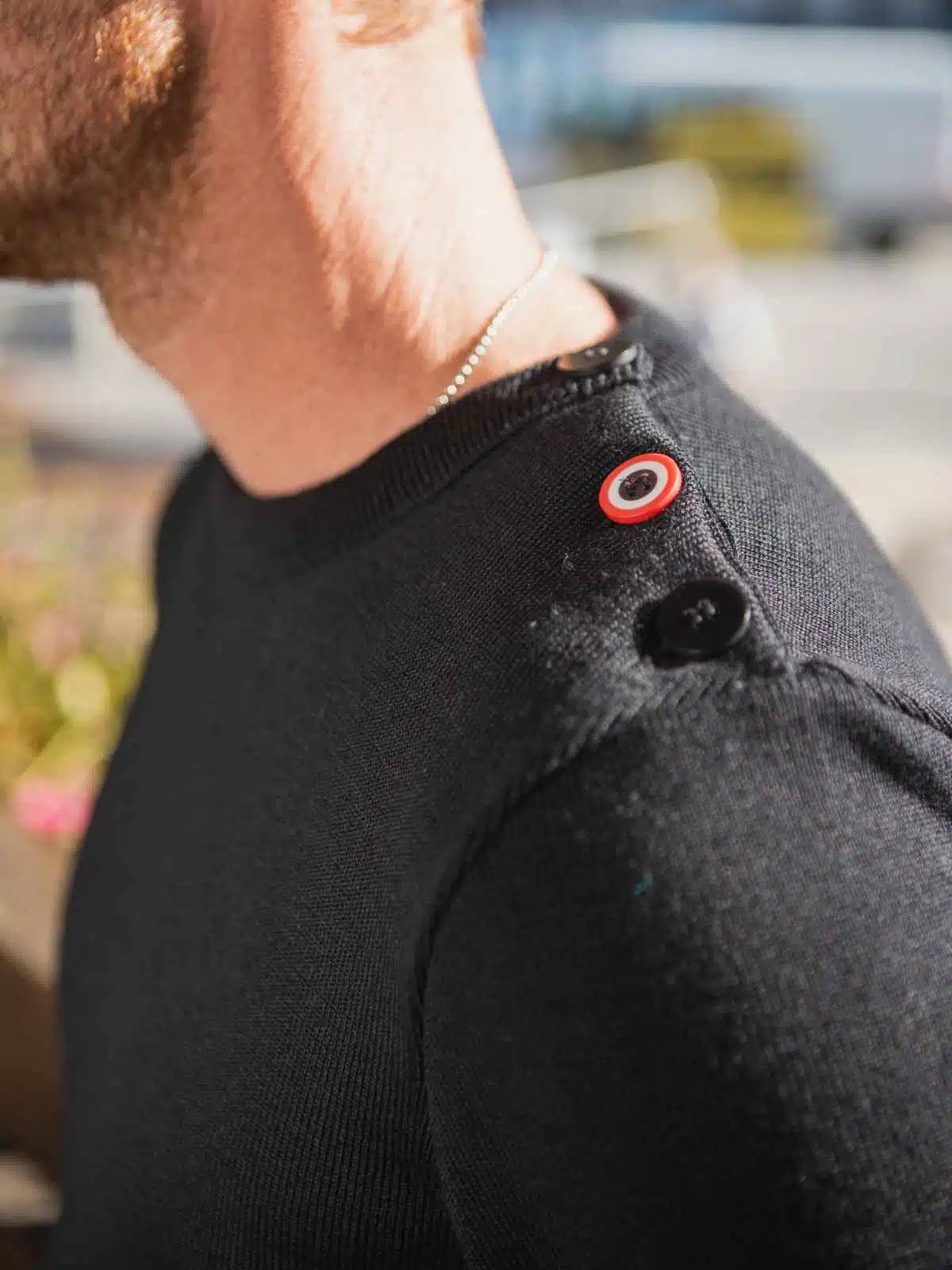 Pull homme noir en laine mérinos bio confectionné en France - Le Navigateur vue de face