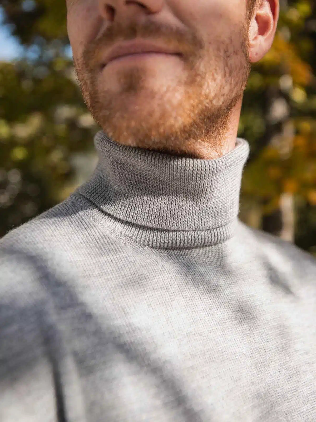 Pull col roulé homme gris détail maille mérinos - Le Distingué confection française
