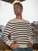 Pull homme rayé en laine mérinos bio confectionné en France - Le Navigateur vue de face