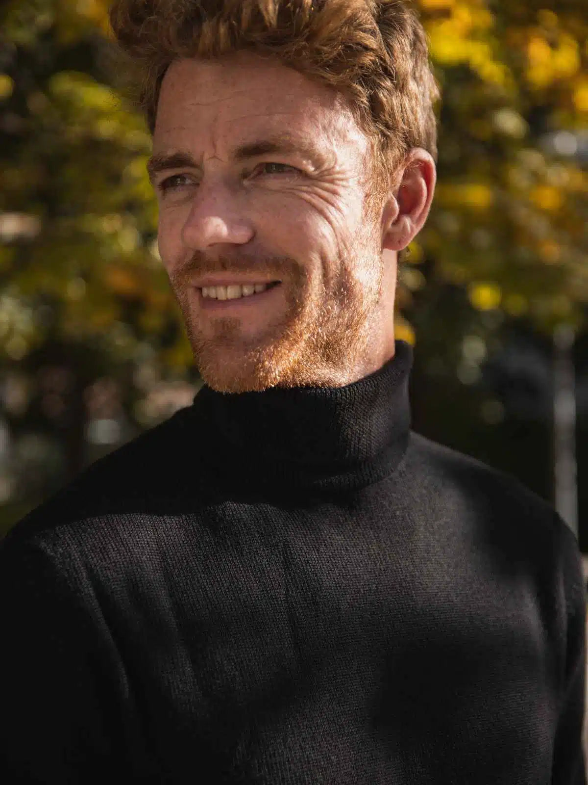 Pull col roulé homme anthracite en laine mérinos porté - Le Distingué Tranquille Emile