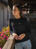 Pull femme noir en laine mérinos bio confectionné en France - Le Navigateur vue de face