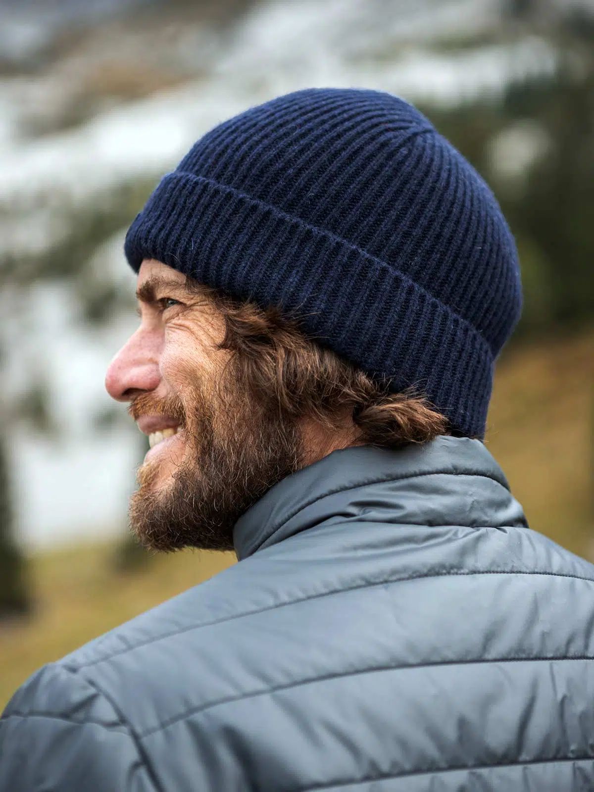 Bonnet bleu porté - L'Attachant Tranquille Emile