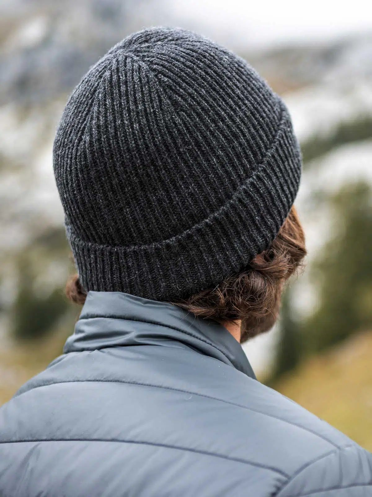 Bonnet anthracite porté - L'Attachant Tranquille Emile