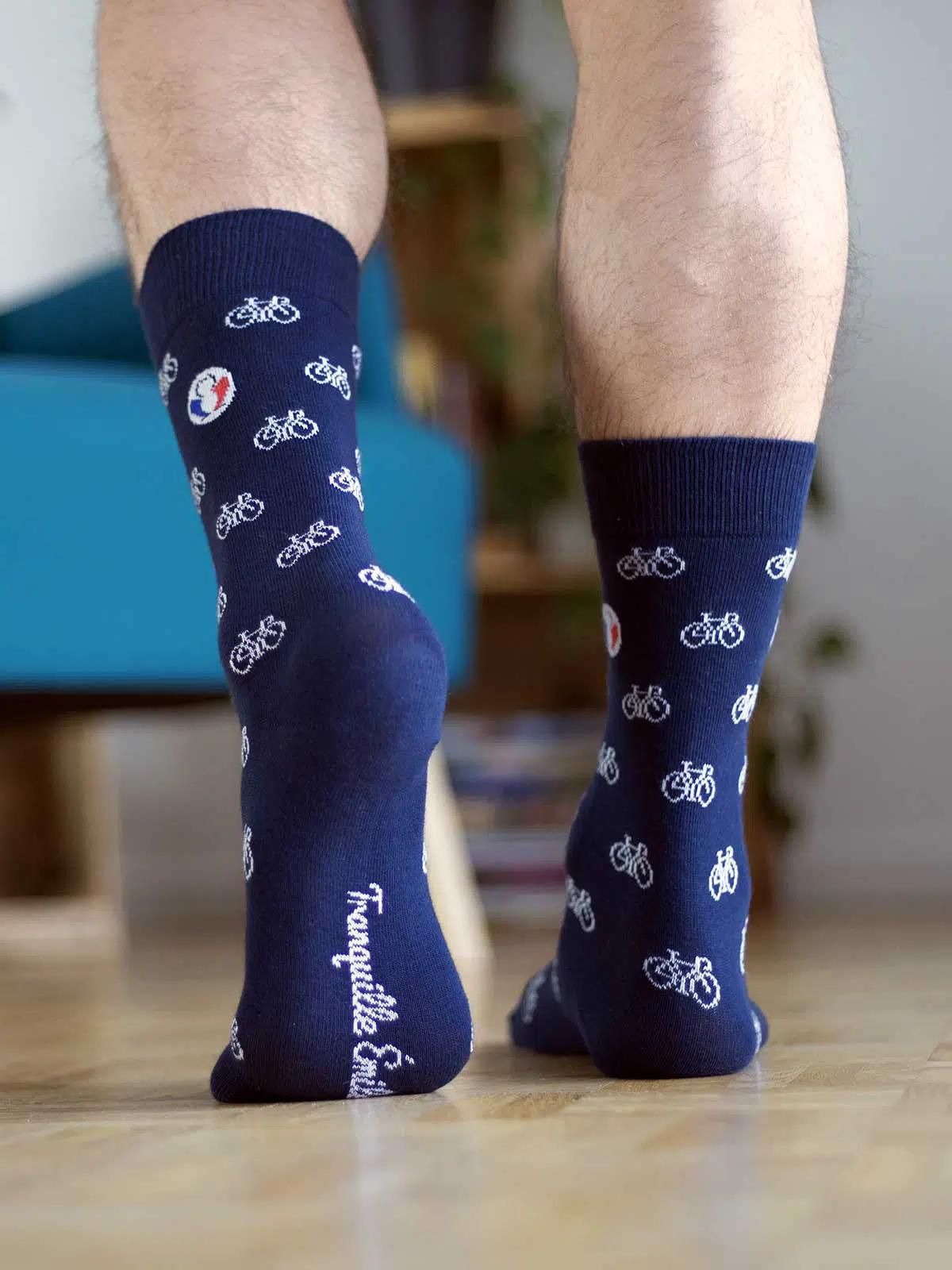 Chaussettes bleues vélos portées - Les Vélos Tranquille Emile