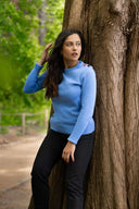 Pull marin femme bleu porté - Le Matelot Tranquille Emile