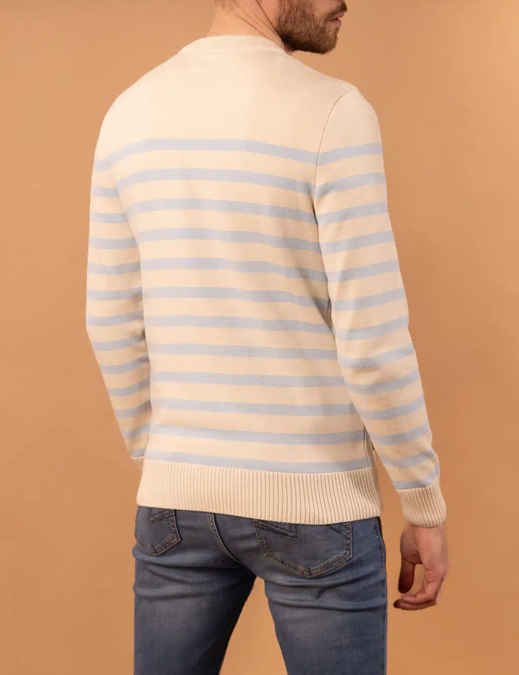 Matelot-homme-pull-raye-bleu-beige-studio_jpg.webp