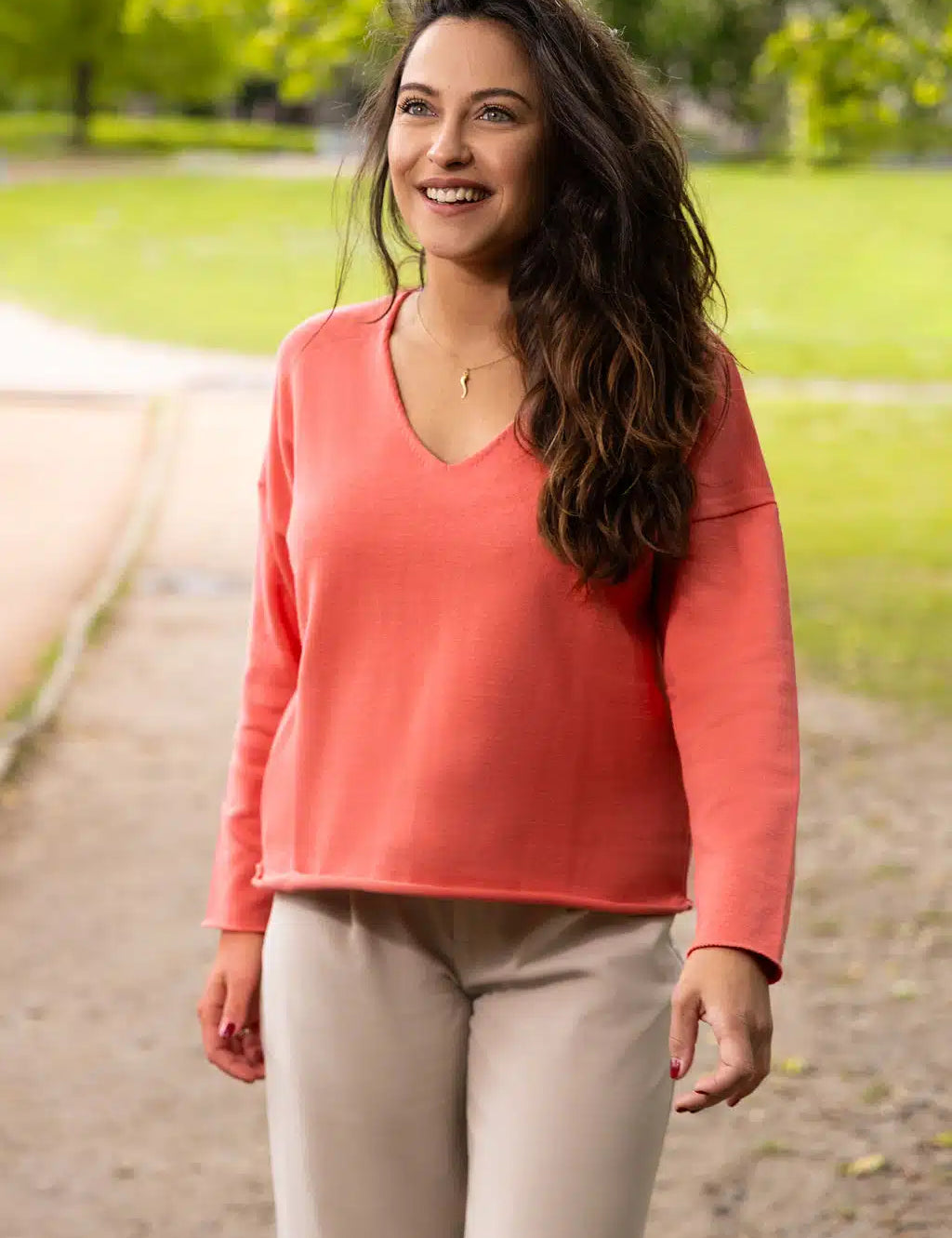 Plaisant-rose-pull-femme-exterieur_jpg.webp