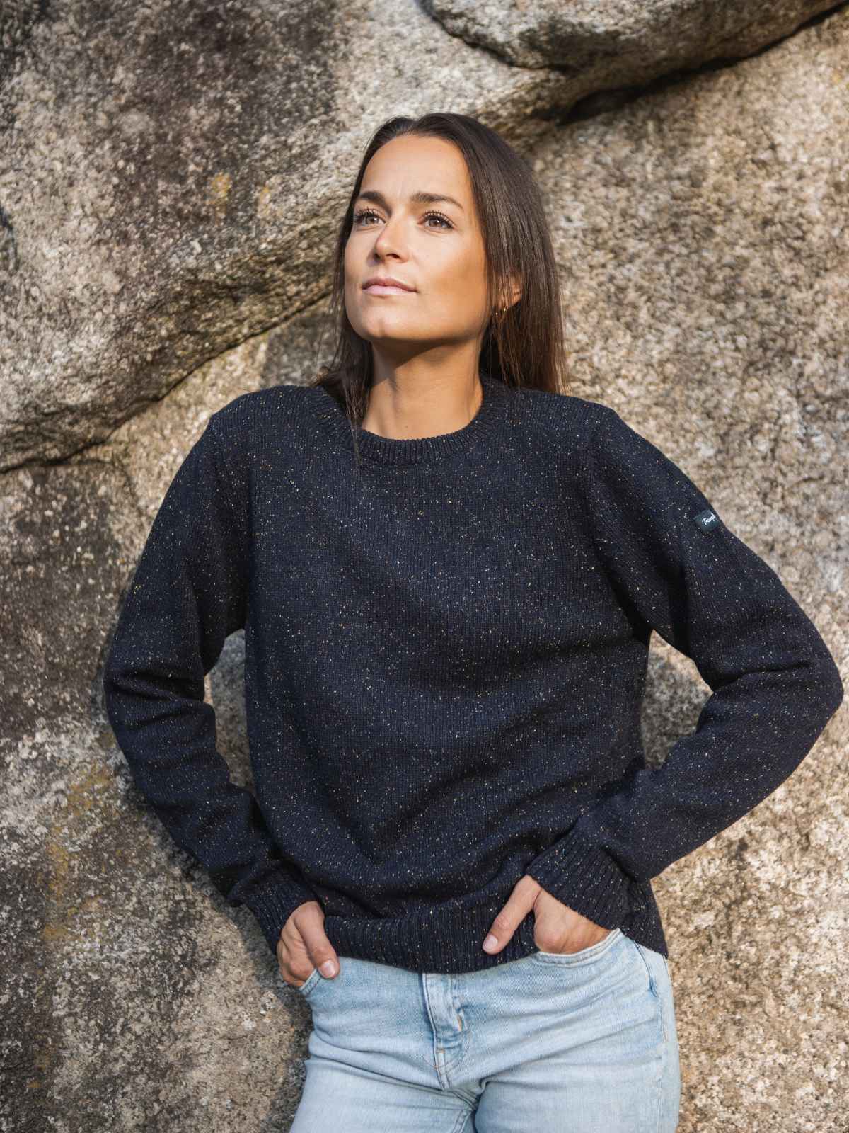 Pull recyclé unisexe bleu porté - Le Consciencieux Tranquille Emile