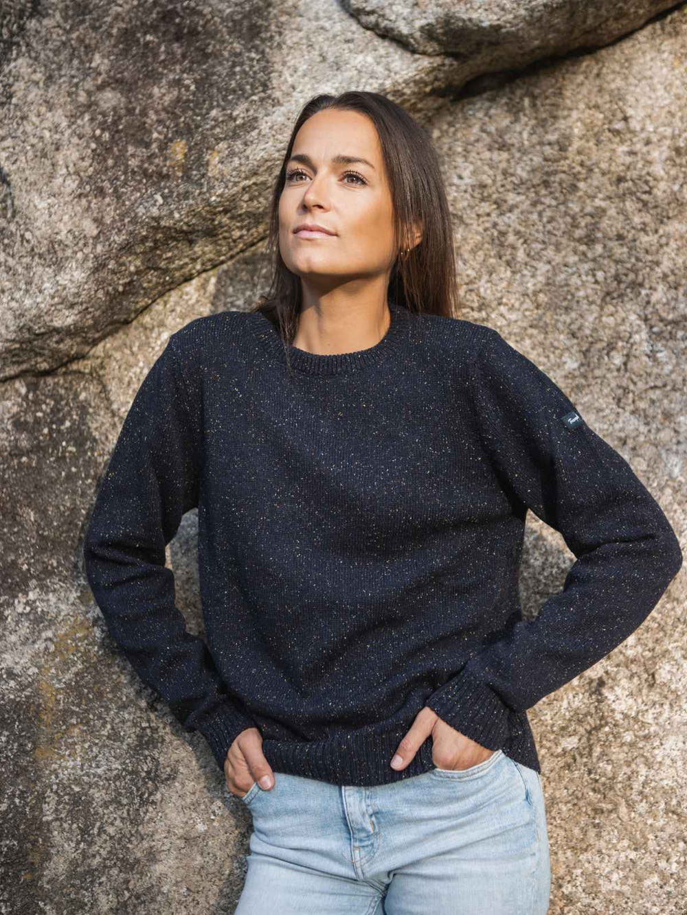 Pull bleu en matières recyclées porté