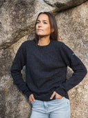 Pull recyclé unisexe bleu porté - Le Consciencieux Tranquille Emile