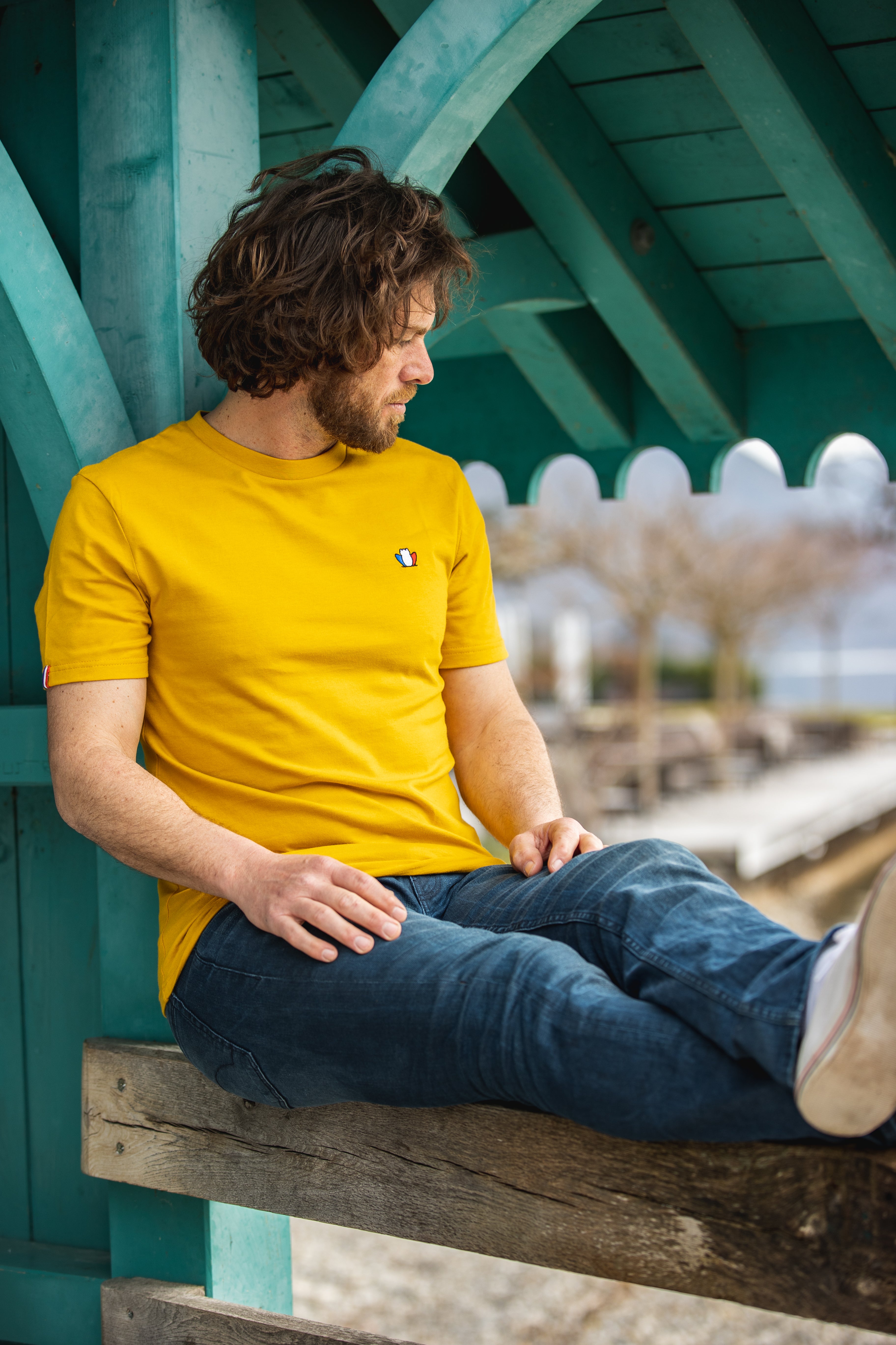 T-shirt homme safran en coton porté - L'Authentique Tranquille Emile