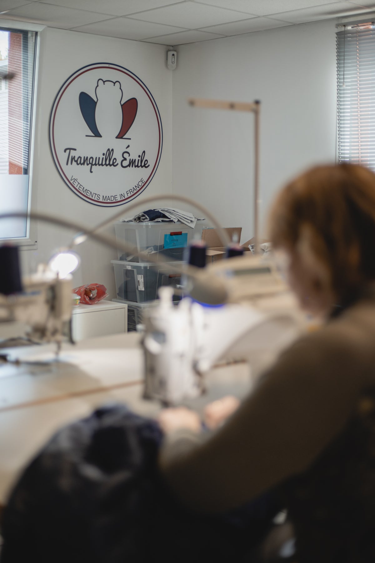 Confection d’un vêtement Tranquille Émile dans un atelier français