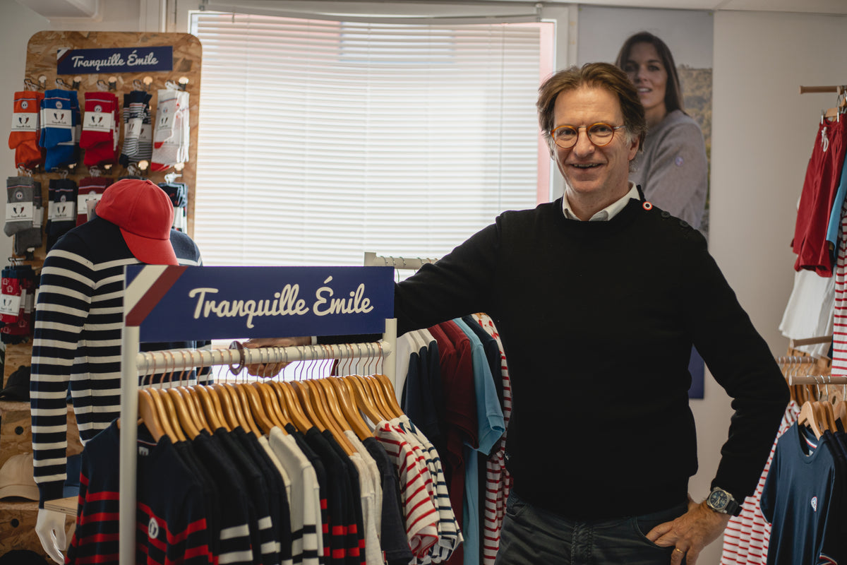 Tranquille Émile dans un atelier textile français