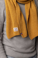 Écharpe jaune recyclée détail maille - La Bienveillante confection française