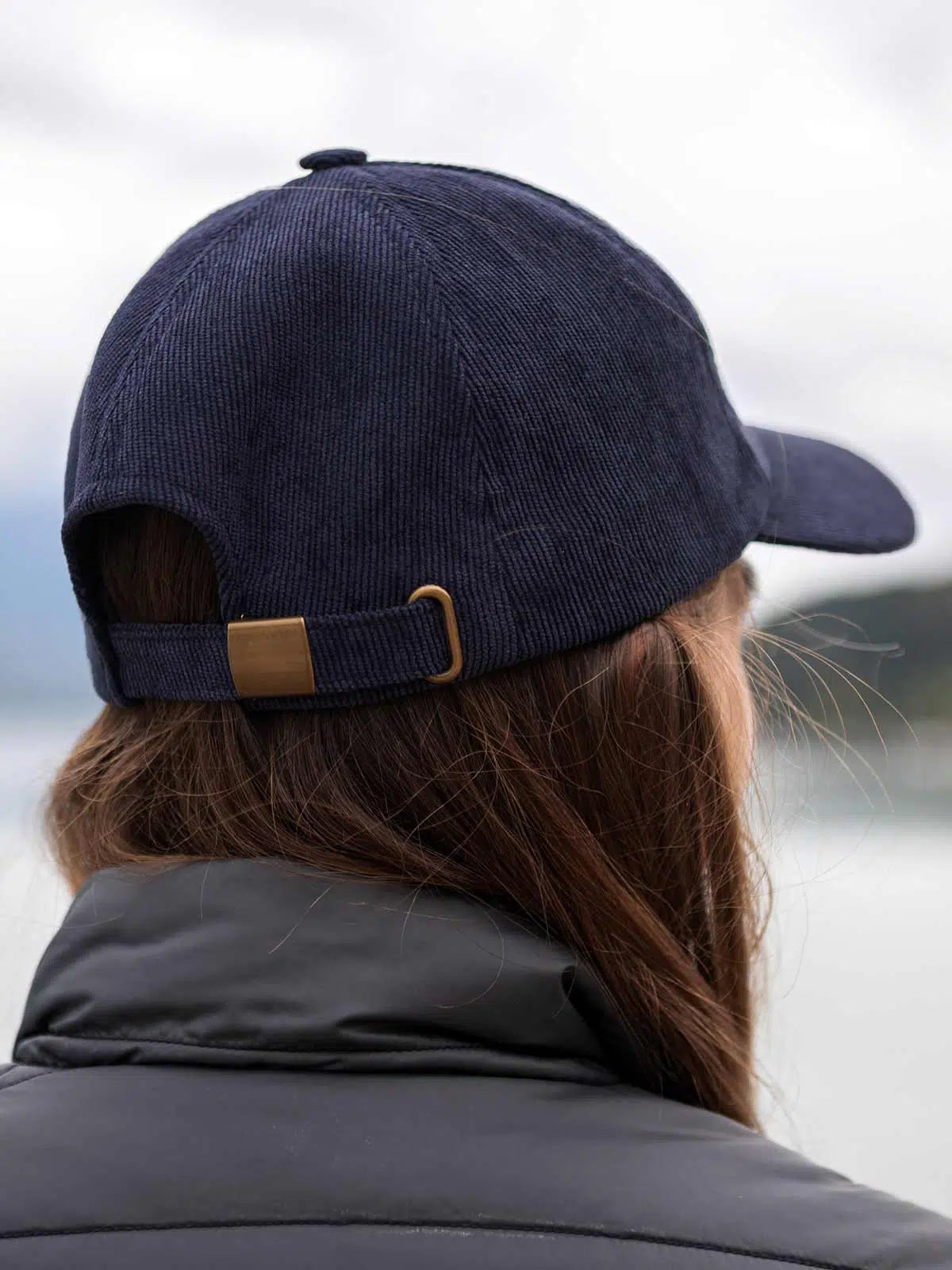 Casquette bleue velours portée - L'Essentielle Tranquille Emile