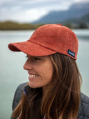 Casquette rouge velours portée - L'Essentielle Tranquille Emile