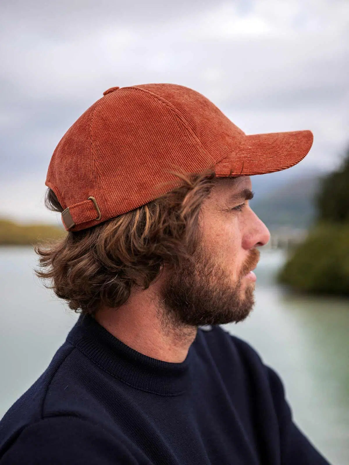 Casquette rouge velours détail visière - L'Essentielle confection française