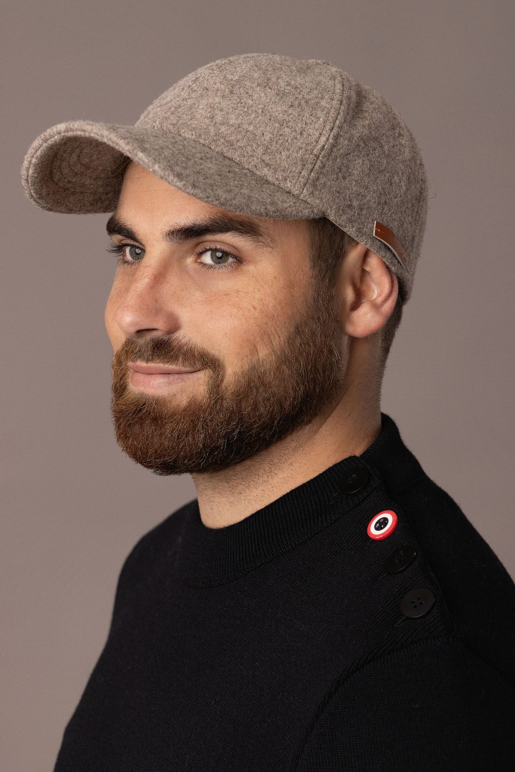 Casquette beige unie portée - La Raffinée Tranquille Emile