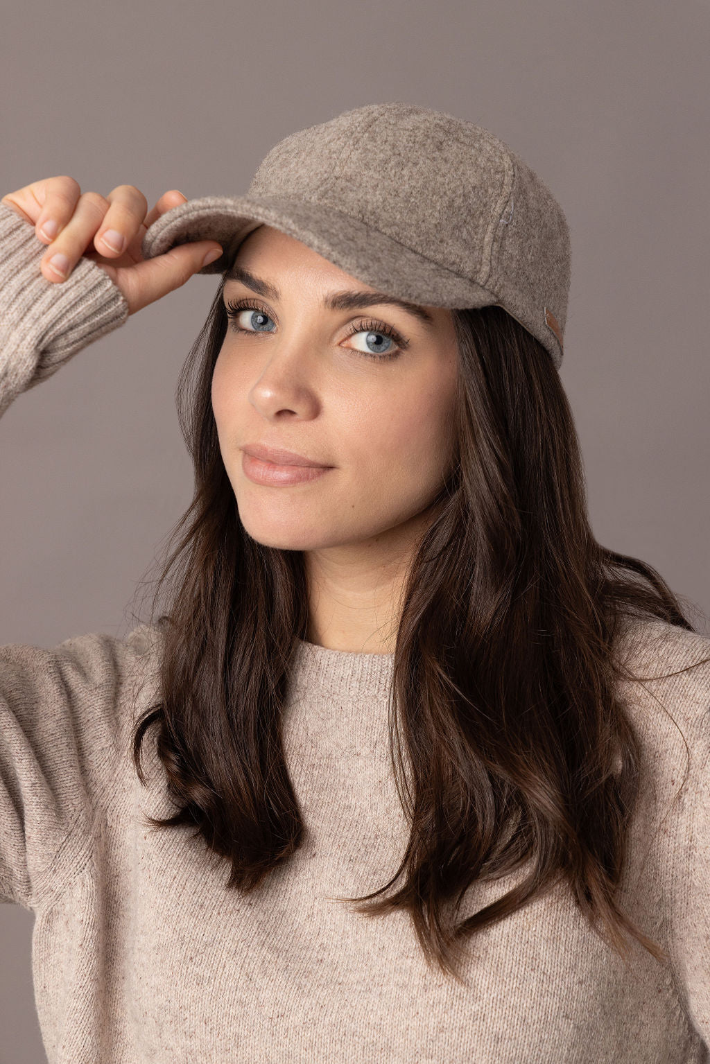 Casquette beige unie en laine mérinos confectionnée en France - La Raffinée vue de face