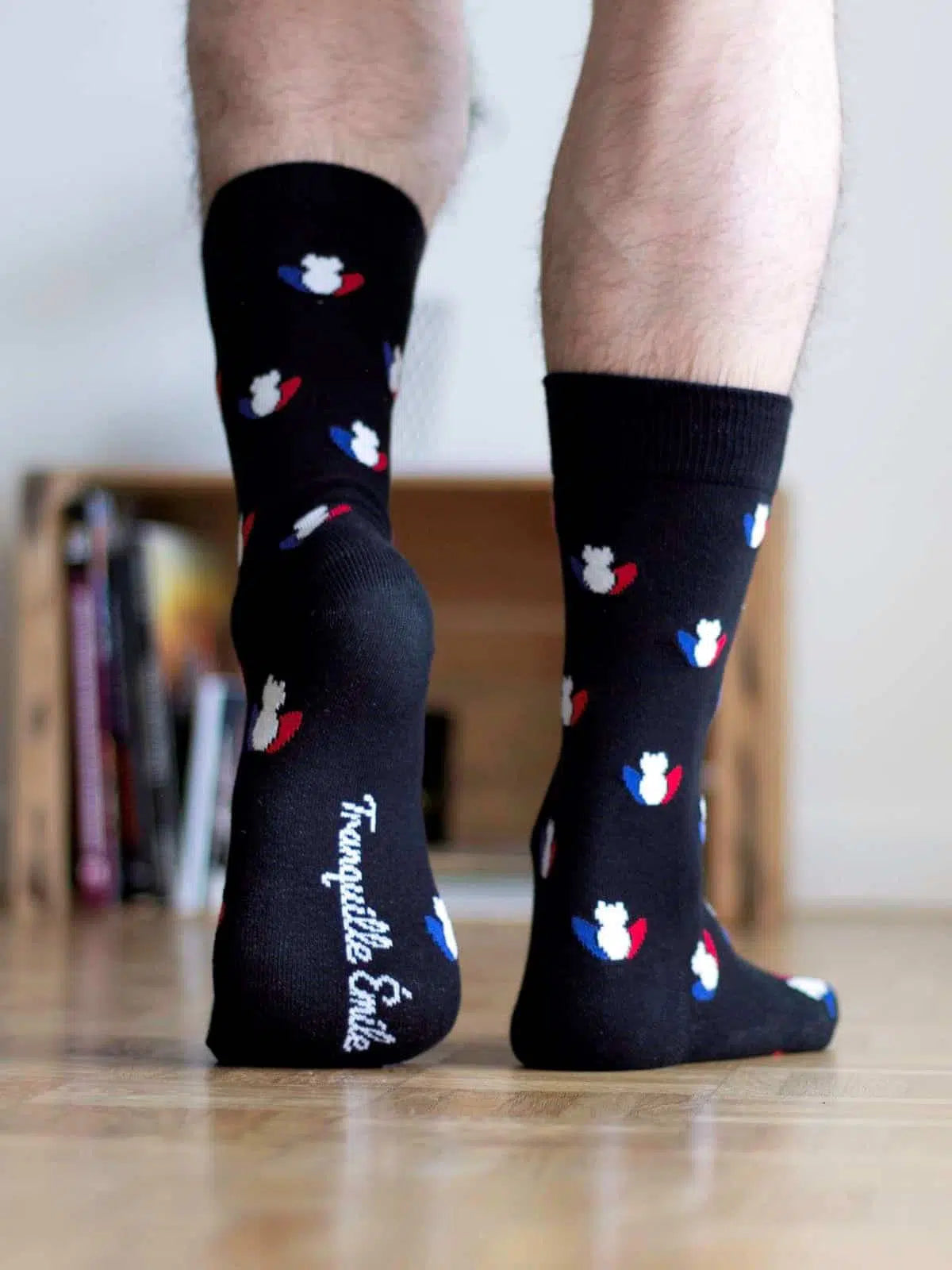 Chaussettes noires grenouilles portées - Les Grenouilles Tranquille Emile