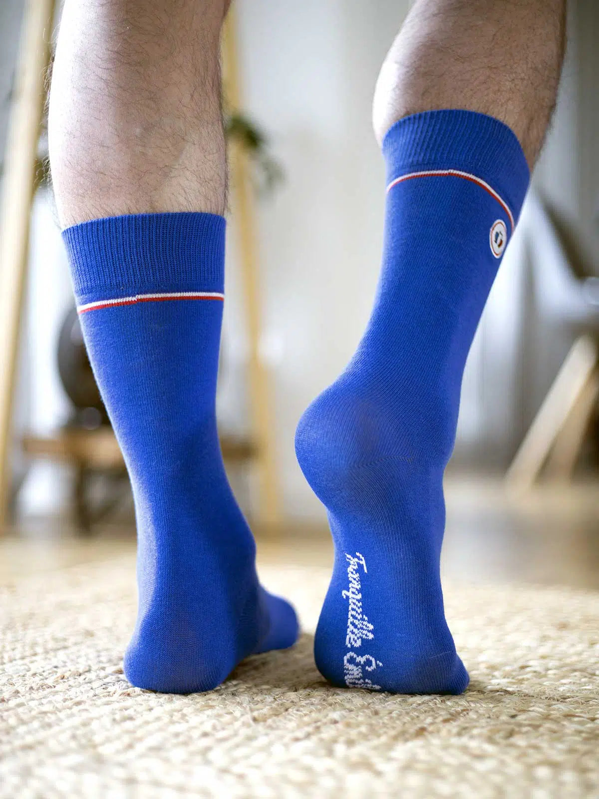 Chaussettes bleu électrique portées - Les Unies Tranquille Emile