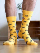 Chaussettes jaunes à motifs vélos confectionnées en France - Les Vélos vue de face