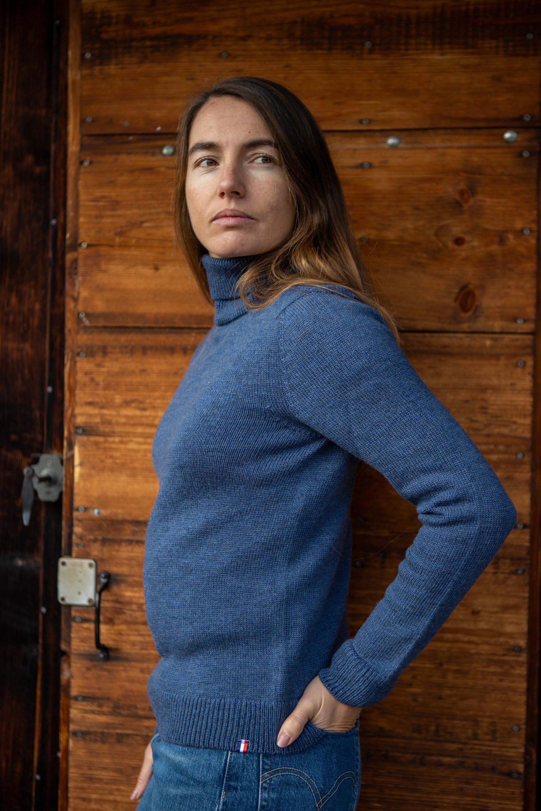 Pull col roulé femme bleu en laine mérinos confectionné en France - Le Distingué vue de face