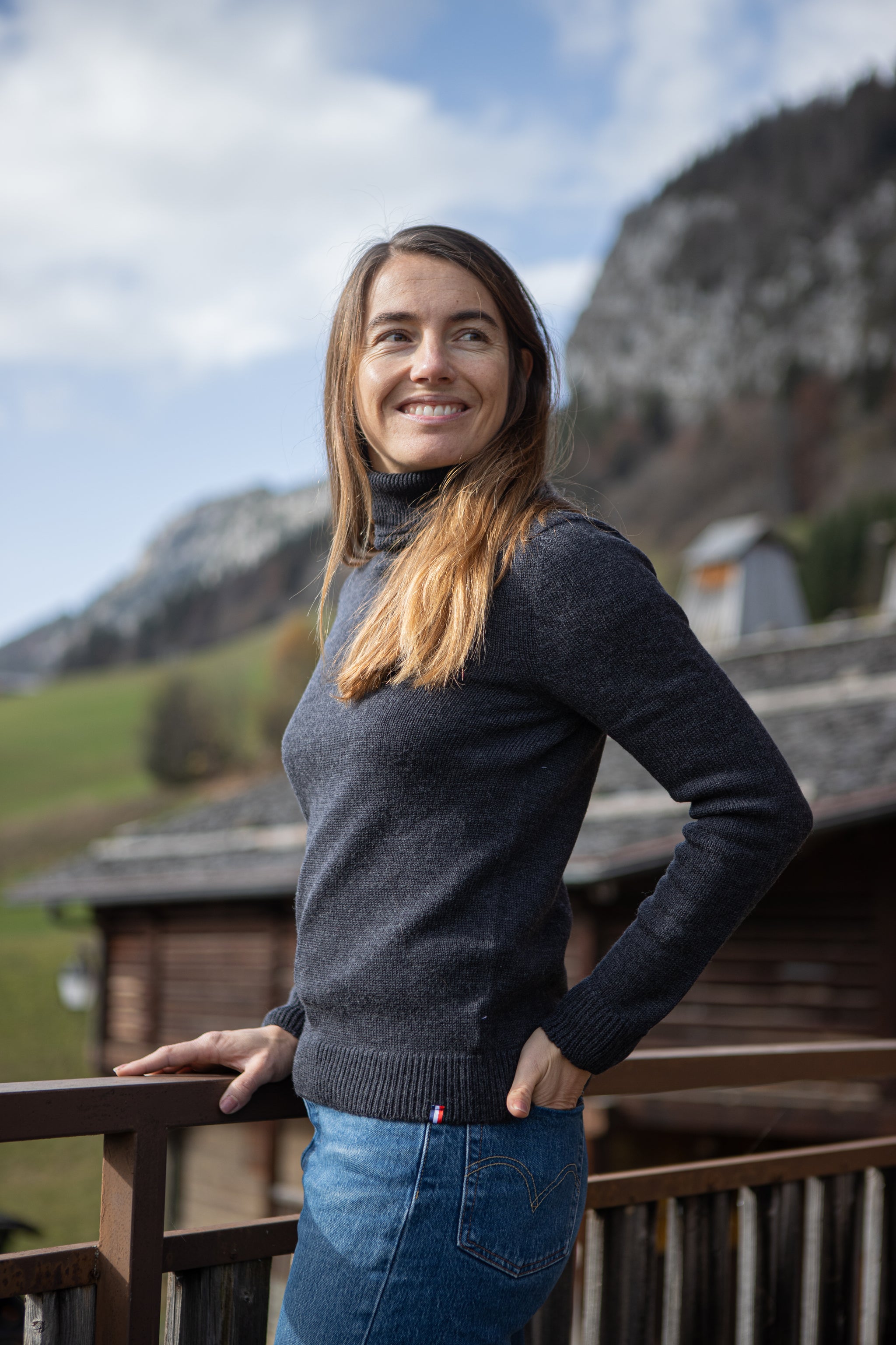 Pull col roulé femme anthracite en laine mérinos confectionné en France - Le Distingué vue de face