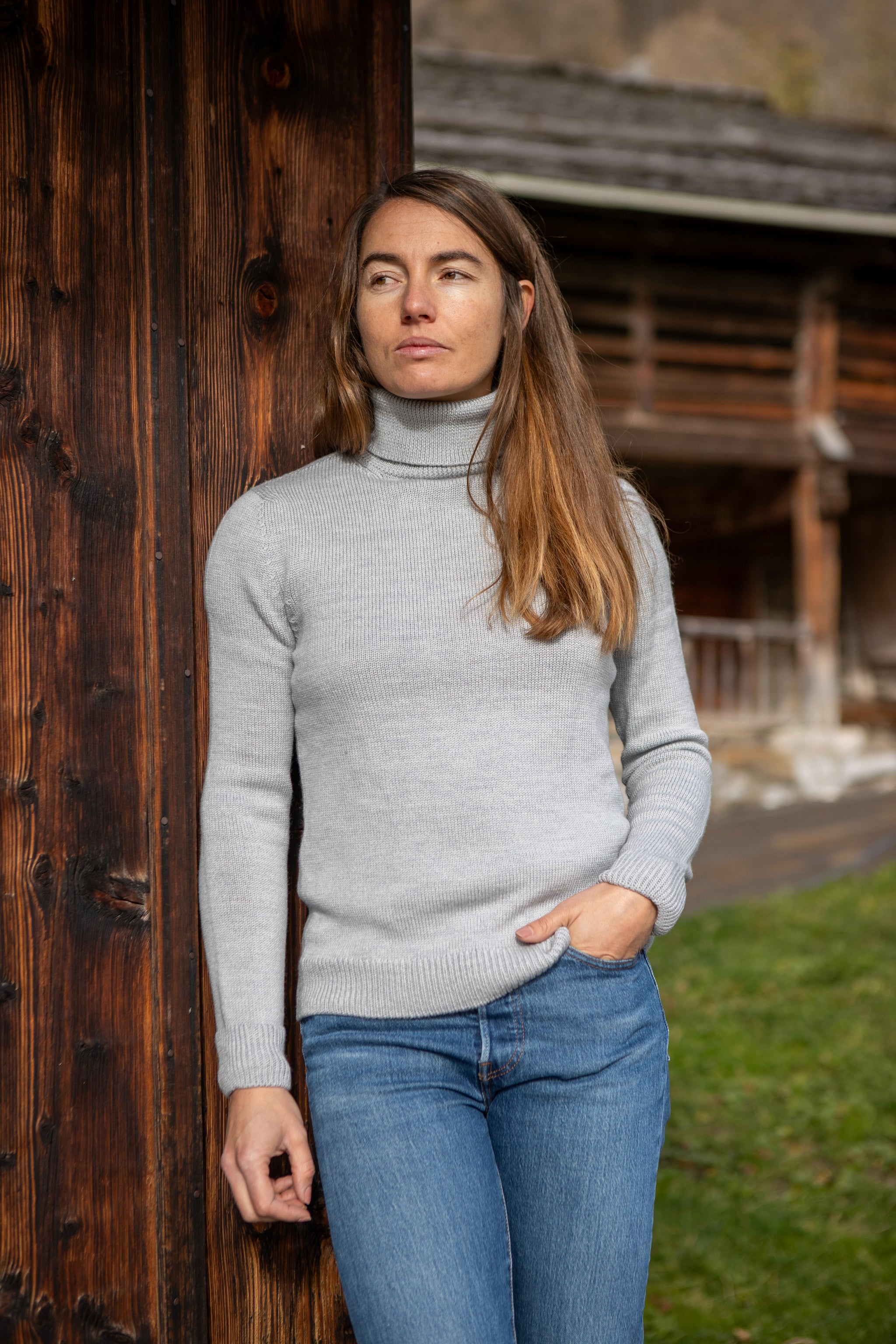 Pull col roulé femme gris en laine mérinos confectionné en France - Le Distingué vue de face
