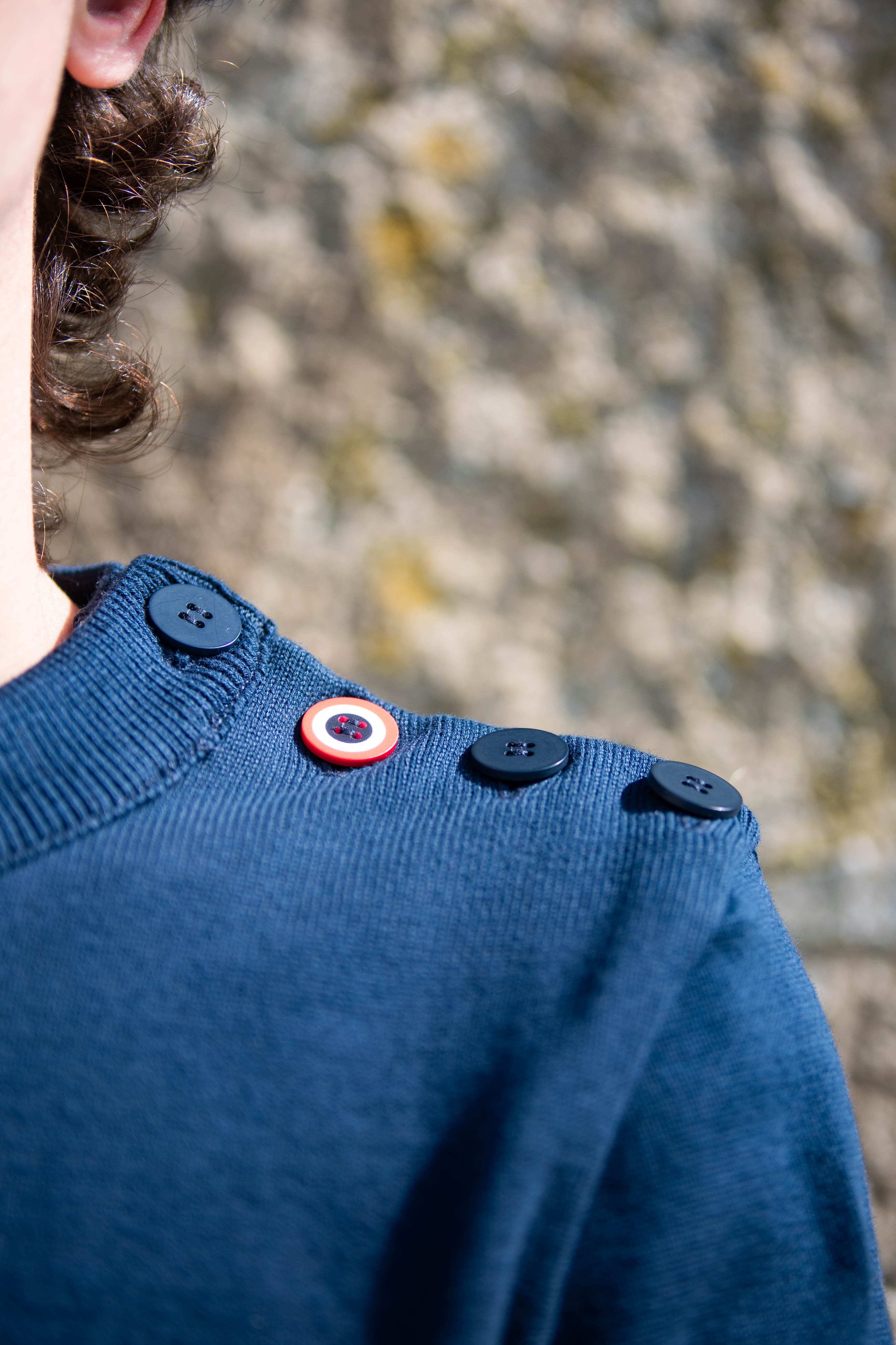 Pull marin homme bleu marine porté - Le Matelot Tranquille Emile