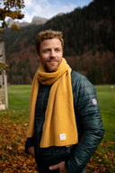 Écharpe jaune en laine recyclée confectionnée en France - La Bienveillante vue de face