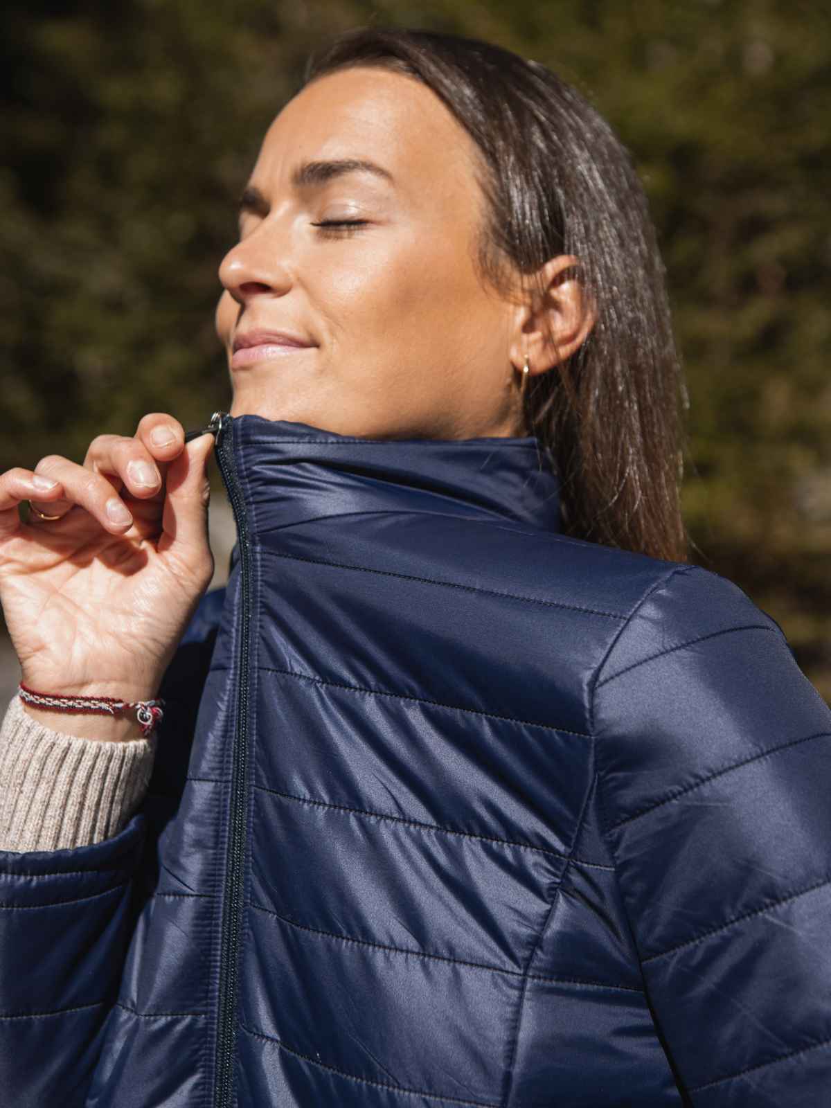 Doudoune sans manches femme bleue portée - L'Incomparable Tranquille Emile
