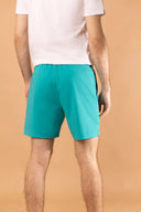 Maillot de bain homme bleu lagon porté - Le Baigneur Tranquille Emile