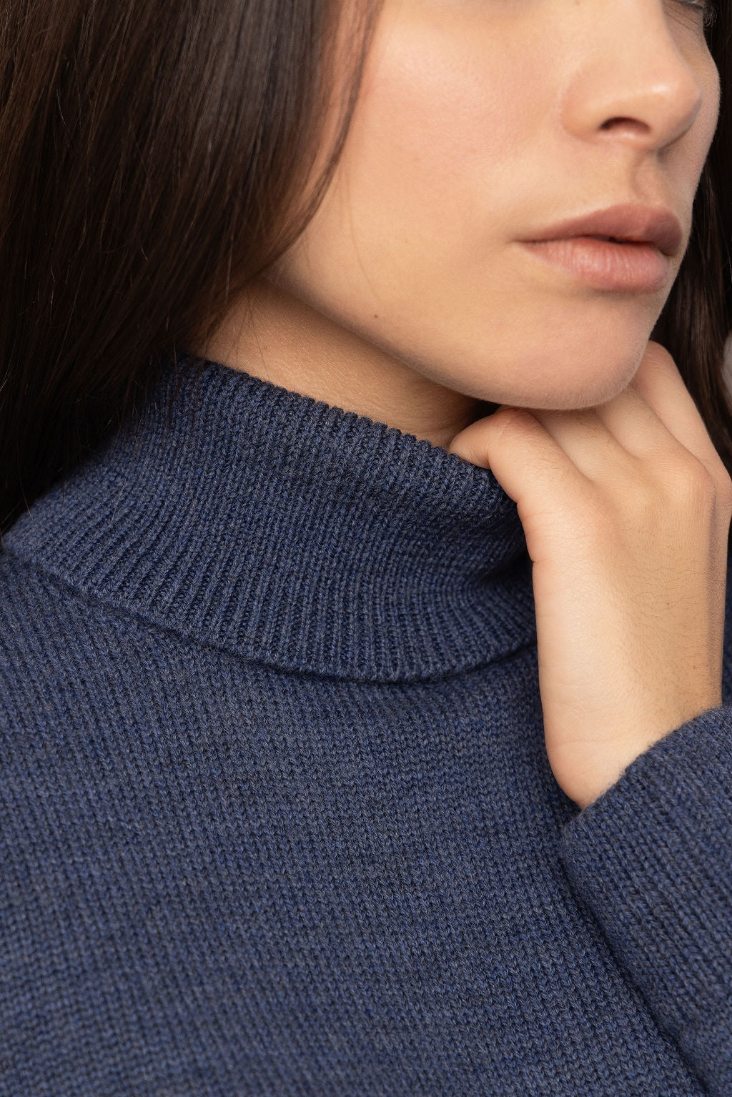 Pull col roulé femme bleu en laine mérinos porté - Le Distingué Tranquille Emile