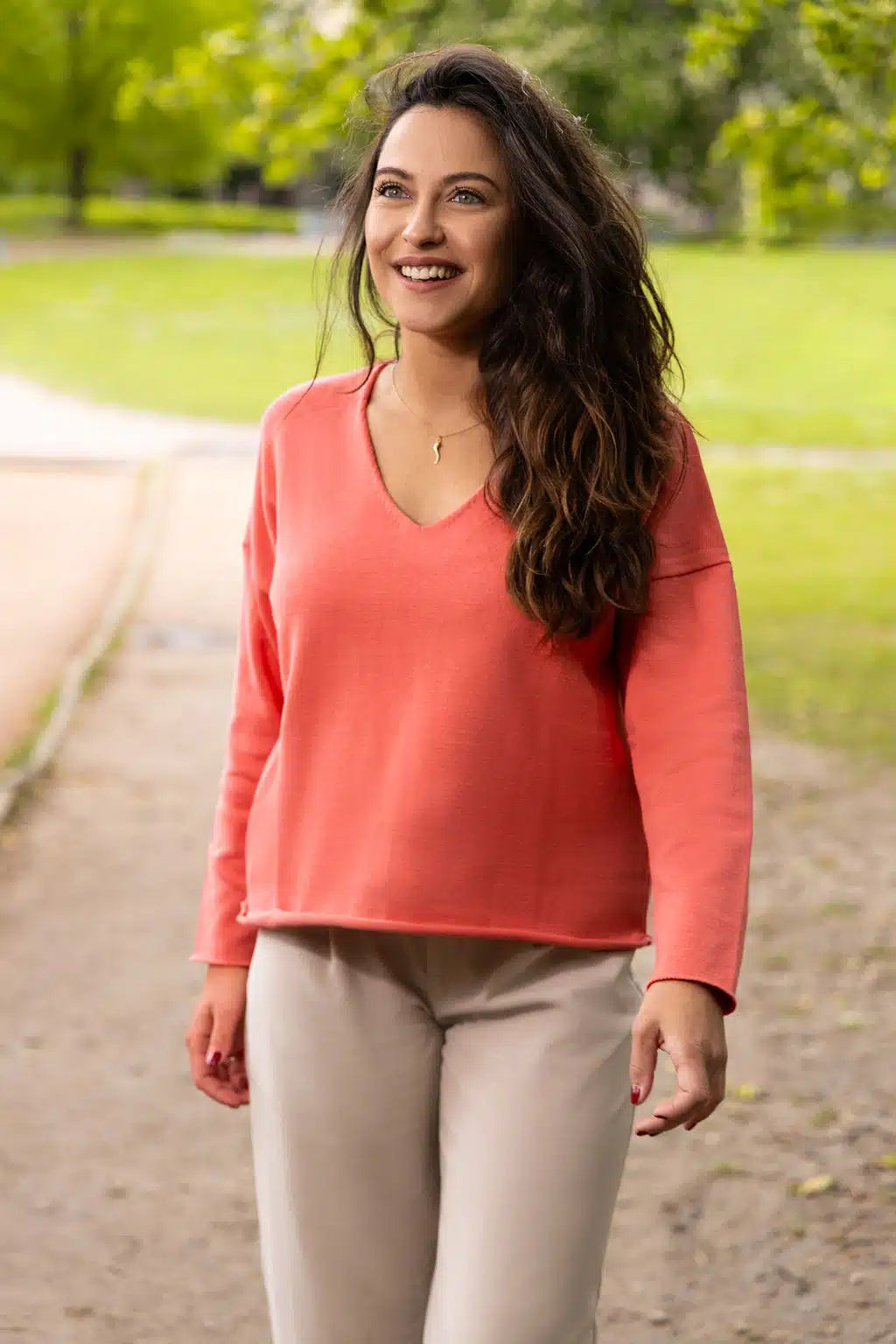 Pull femme rose en coton bio porté - Le Plaisant Tranquille Emile
