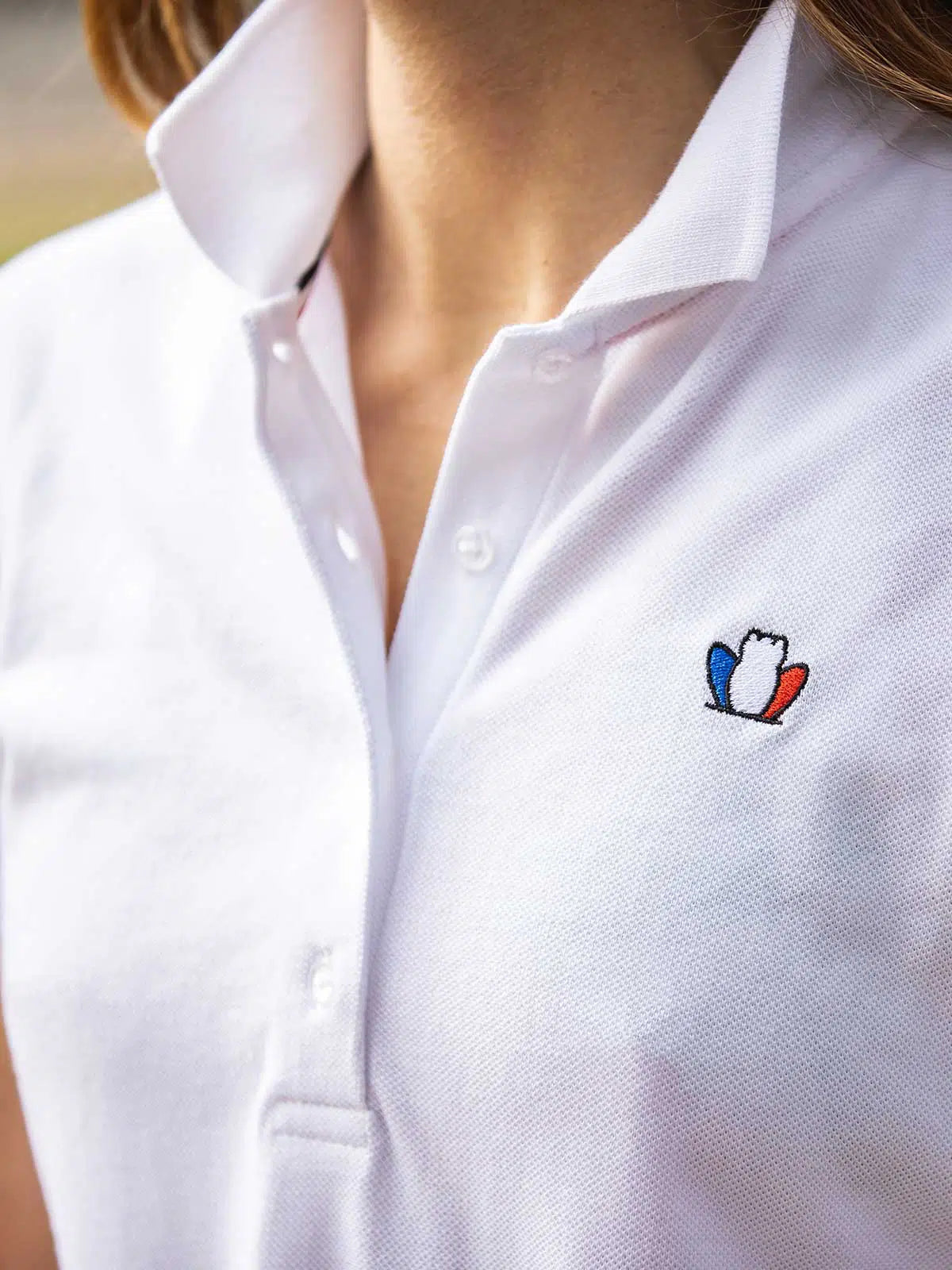Polo femme blanc porté - L'Élégant Tranquille Emile