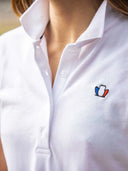 Polo femme blanc porté - L'Élégant Tranquille Emile