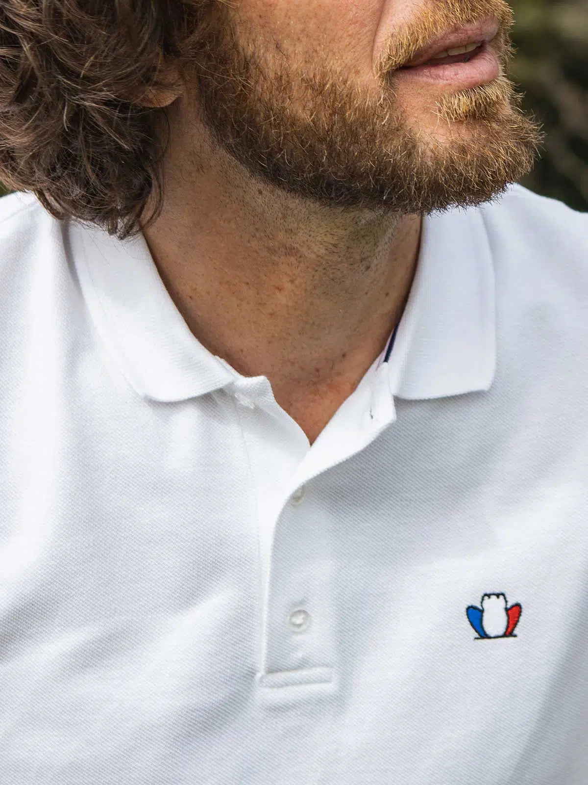 Polo homme blanc porté - L'Élégant Tranquille Emile