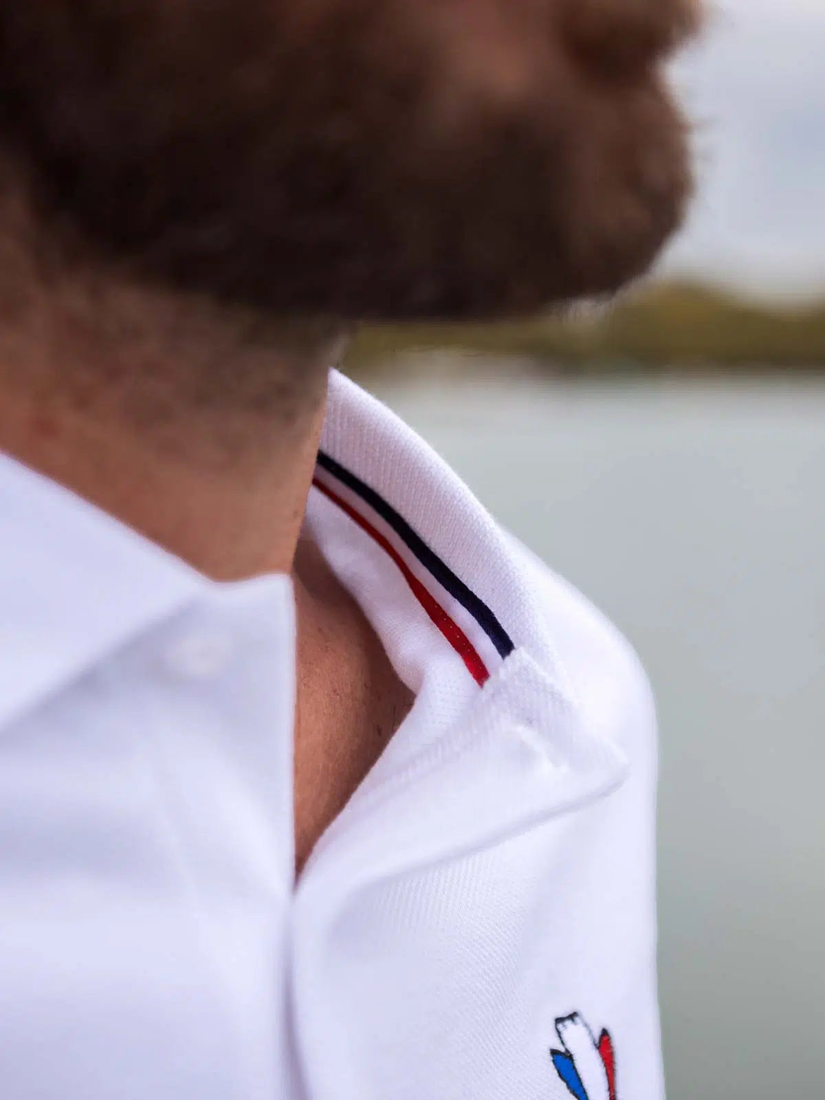 Polo homme tricolore porté - L'Élégant Tranquille Emile