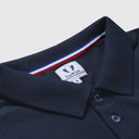 Polo homme bleu marine porté - L'Élégant Tranquille Emile