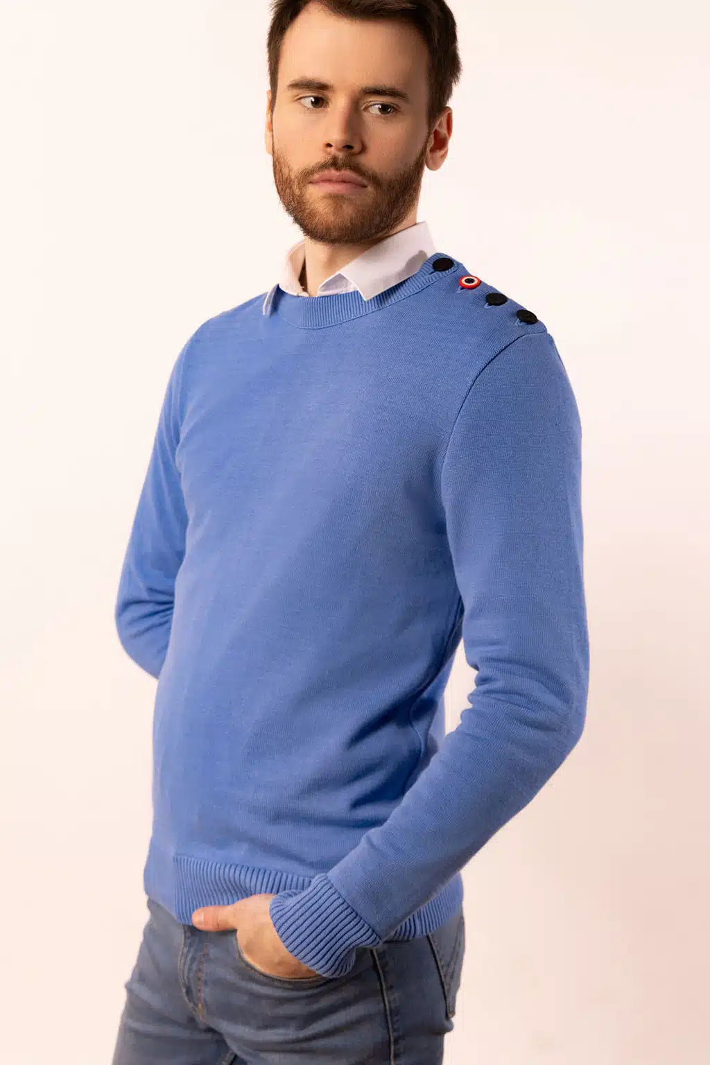Pull marin homme bleu porté - Le Matelot Tranquille Emile
