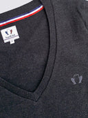 Pull femme noir en coton bio porté - Le Délicat Tranquille Emile