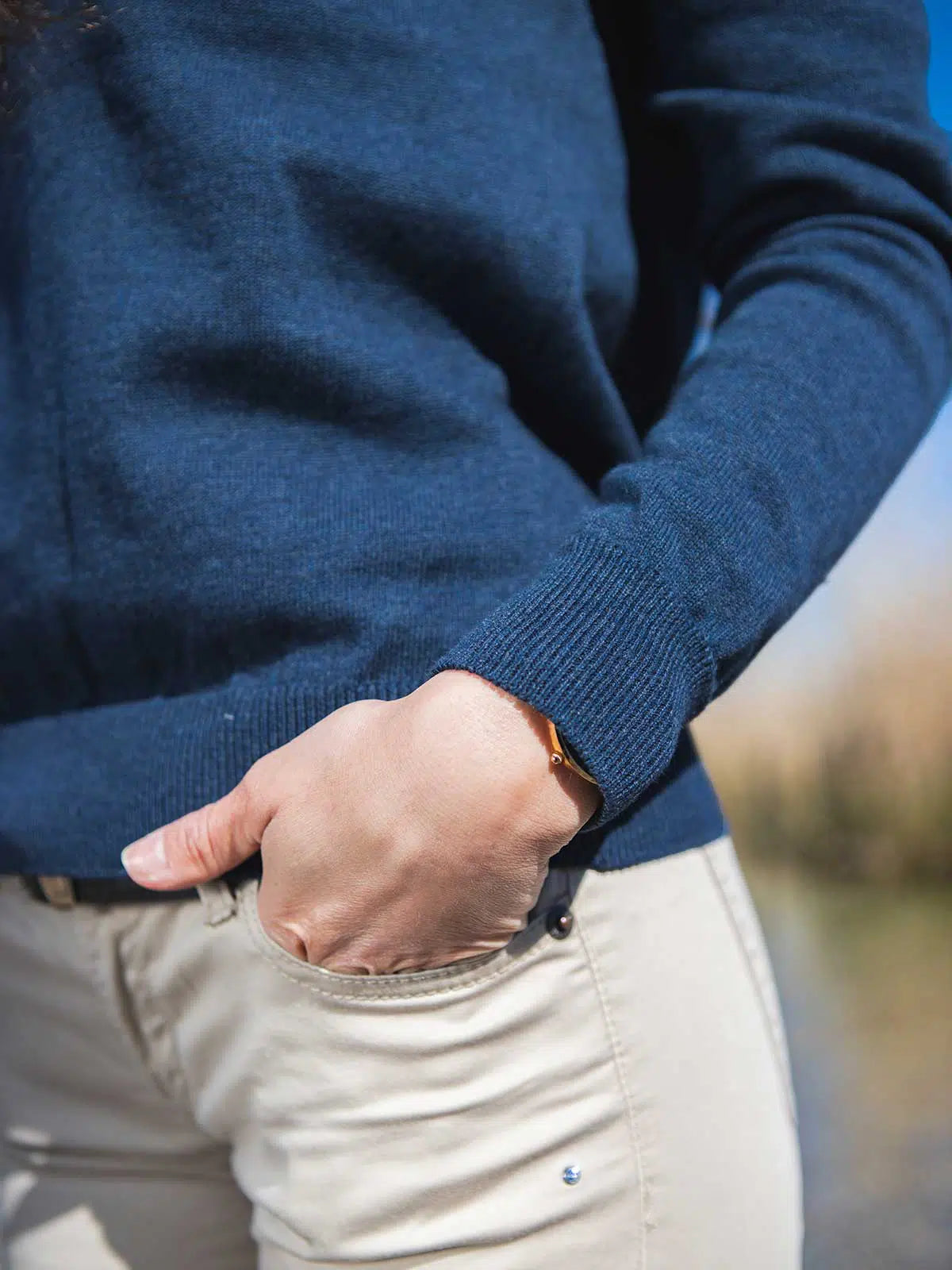 Pull femme bleu en coton bio porté - Le Délicat Tranquille Emile