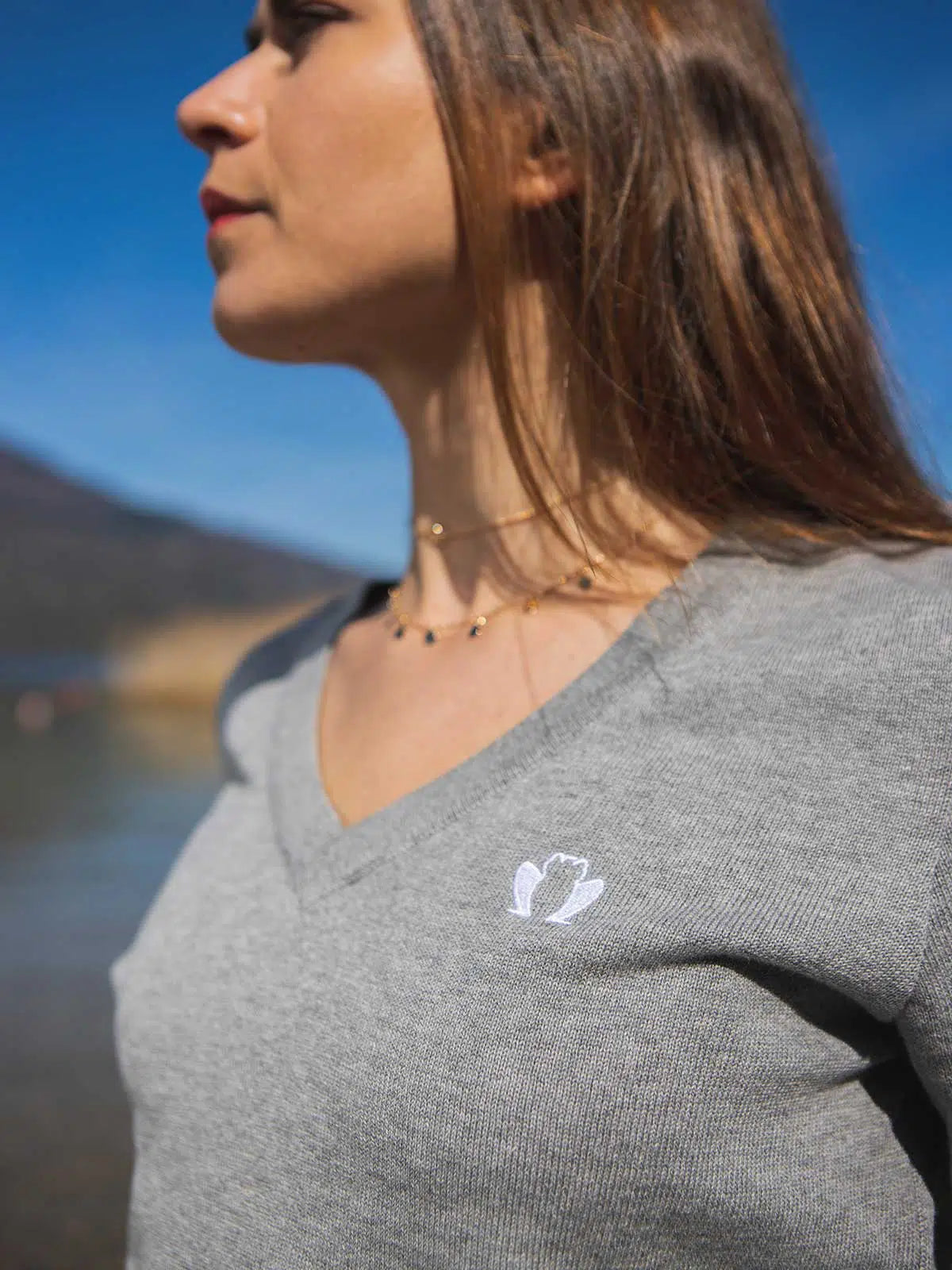 Pull femme gris en coton bio porté - Le Délicat Tranquille Emile