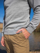 Pull homme gris en coton bio détail maille - Le Délicat confection française