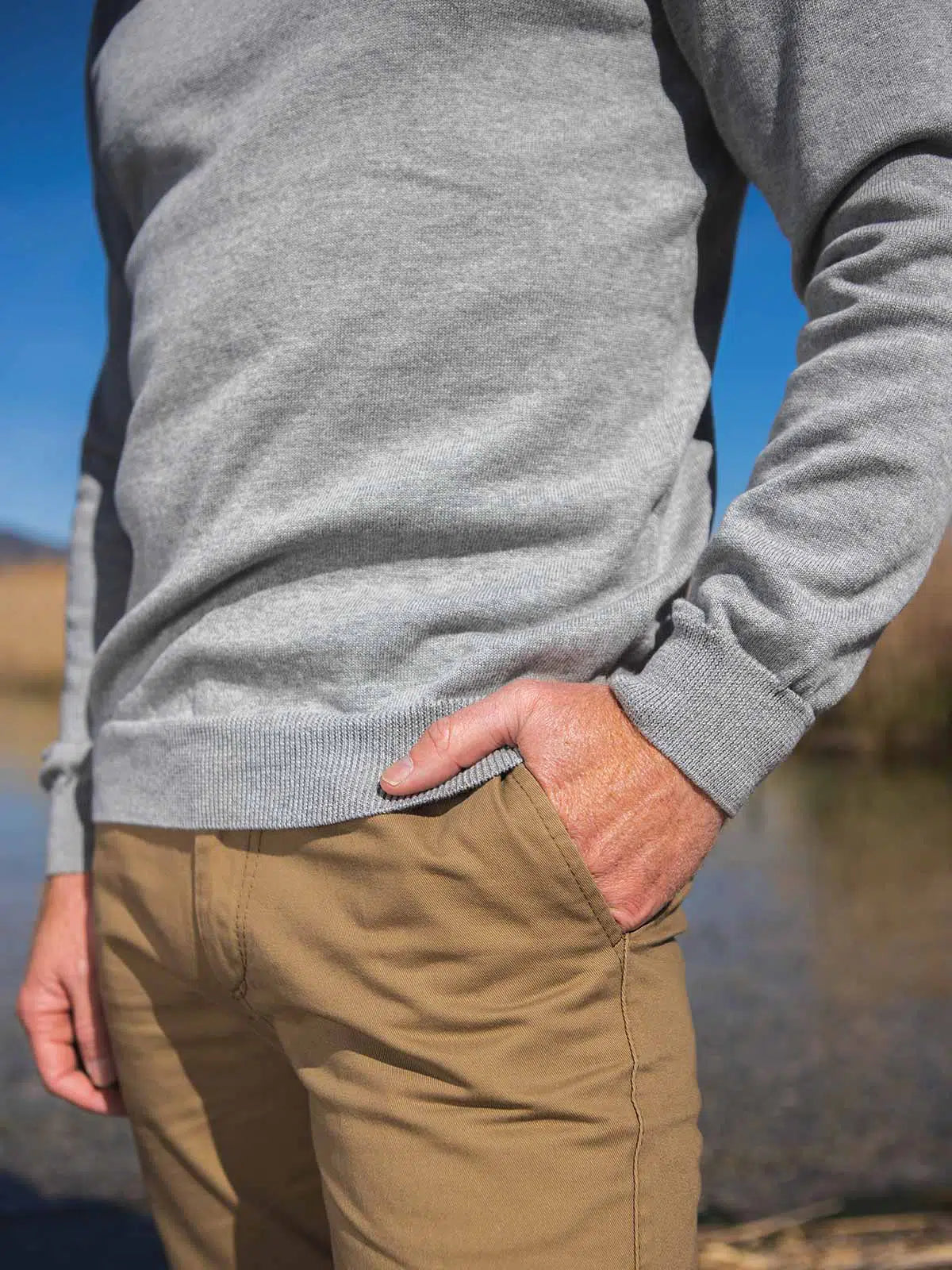 Pull homme gris en coton bio détail maille - Le Délicat confection française
