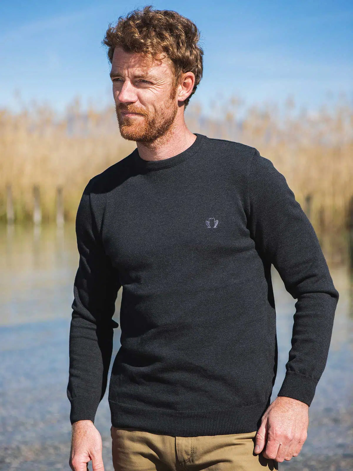 Pull homme noir en coton bio porté - Le Délicat Tranquille Emile